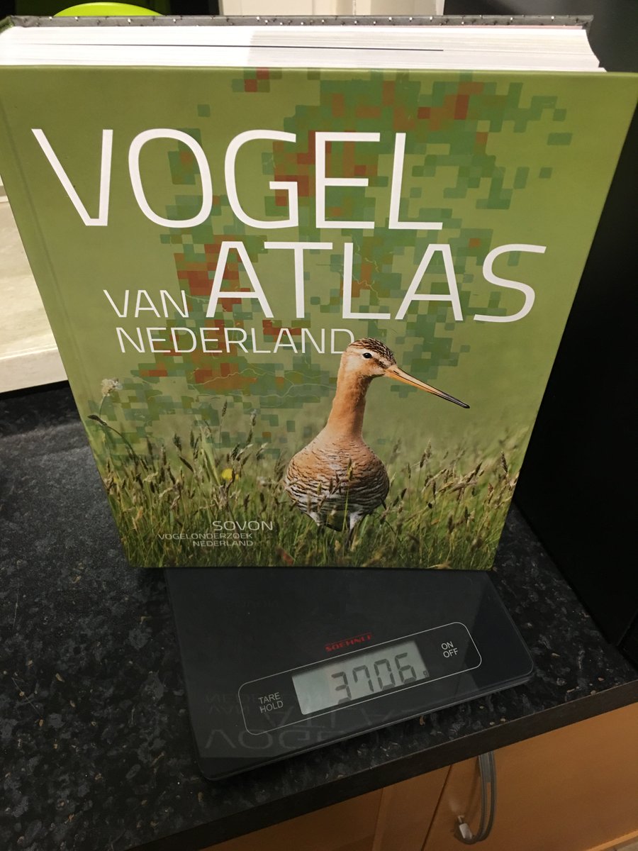 3706 gram. 3 en een halve kilo veldwerk. Mogen we trots op zijn, vogelaars en niet-vogelaar. Eén groot register, álle vogels in Nederland. We kunnen zoiets maken. 
Tip: lees ‘m op tafel, want hij zakt na een minuut of twee door je schoot. <a href="/Sovon/">Sovon Vogelonderzoek Nederland</a> maakte er een #vogelatlas van.