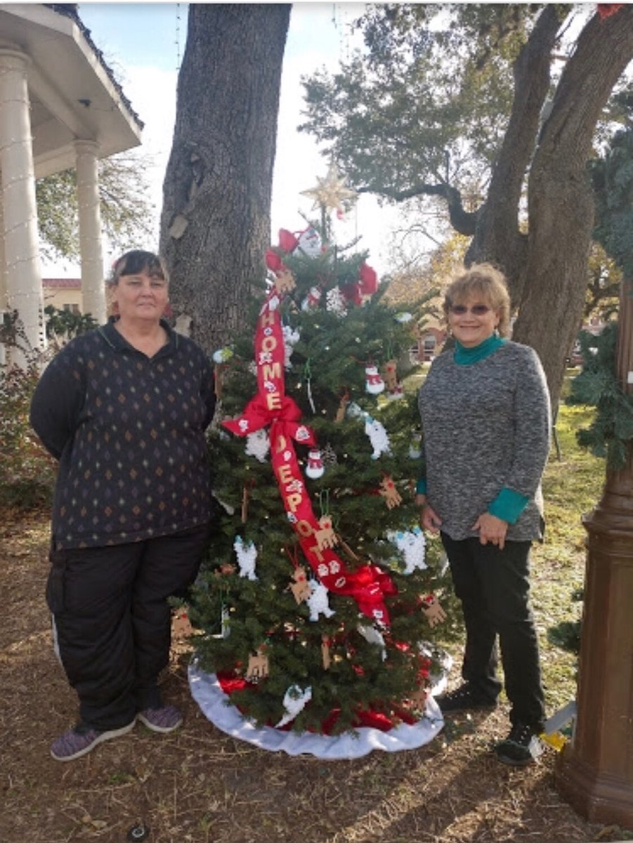 Special thanks to Raul, Tess, Audrey and Anita for setting up our tree for Lighting up Seguin.   Amazing tree!!!