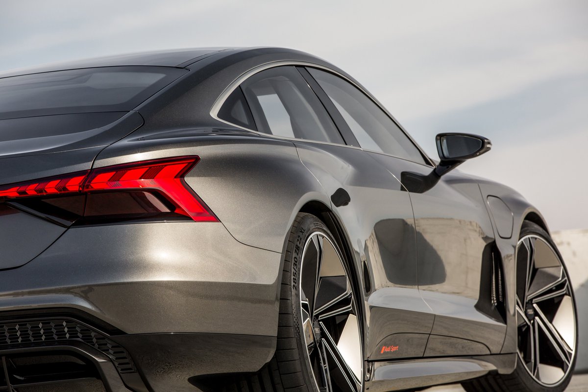 JonathanRWegner's tweet photo. What an electric vehicle should look like, NOT emotionless design or crazy explorations in van-like form factors or copious splashes of electric blue. I think it’ll be my S7 replacement. 0-62 in 3.5 sec and 590 hp fast family mover, due in 2019. 😍 🙌🏻 @Audi #audietronGT https://t.co/1ytDVKTgPN