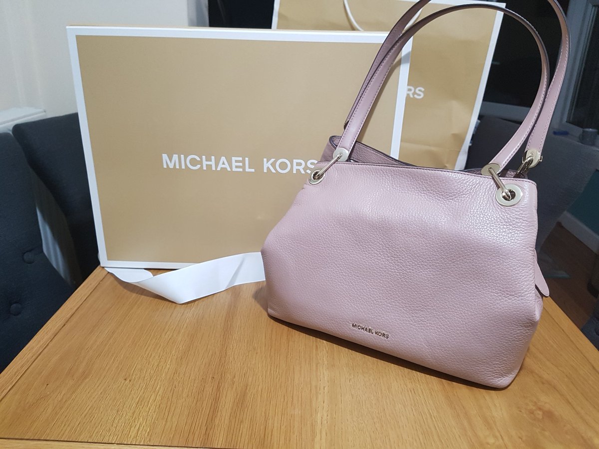 What a nice welcome home from work 😍😍 #Spoilt