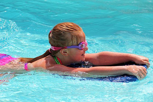 GoSwimDevon's tweet image. Up to Stage 5. (Please call 07912 270120 for exact time of your particular class requirement)
Availability as follows:
&amp;gt; Mondays 4.30pm; 5pm; 5.30pm Longbarn Pool, Kingskerswell
&amp;gt; Fridays 9.30am; 10.30am Admiral Pool, Brixham
&amp;gt; Sundays 10.30am Oldway School, Paignton #learntoswim