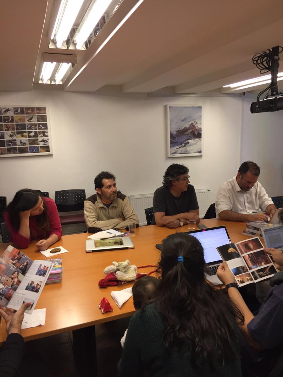 En la primera jornada de trabajo de #MediosNómades, Encuentros Regionales de Arte y Nuevos Medios, en la Seremia de la Región de Magallanes, junto a gestores, artistas, curadores del ámbito de los nuevos medios y las artes mediales.
#NuevosMedios