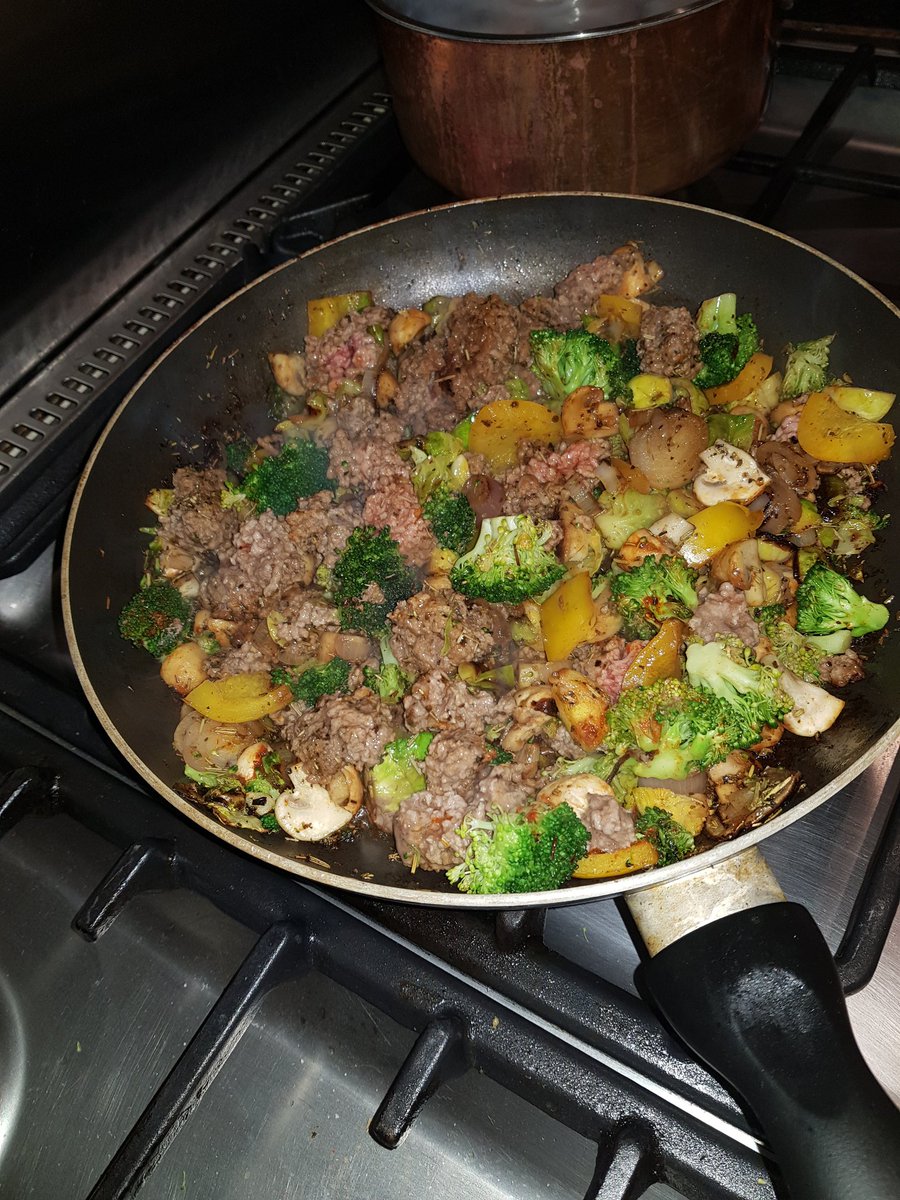 KetogenicWOL's tweet photo. #keto #shiritaki #noodles #bolognese #vegetables #broccoli #Brussels #sprouts #mushrooms #LCHF #chili #peppers #shallot #garlic #cheese #Italian #tomato https://t.co/ueLvRjYbO9