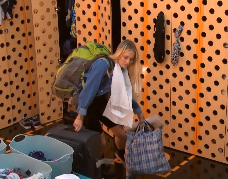 GScoutMafeking's tweet photo. Descripción gráfica: llevando las mochilas al bus el último día del campamento de verano 😂🏕 https://t.co/3MffloNe9d