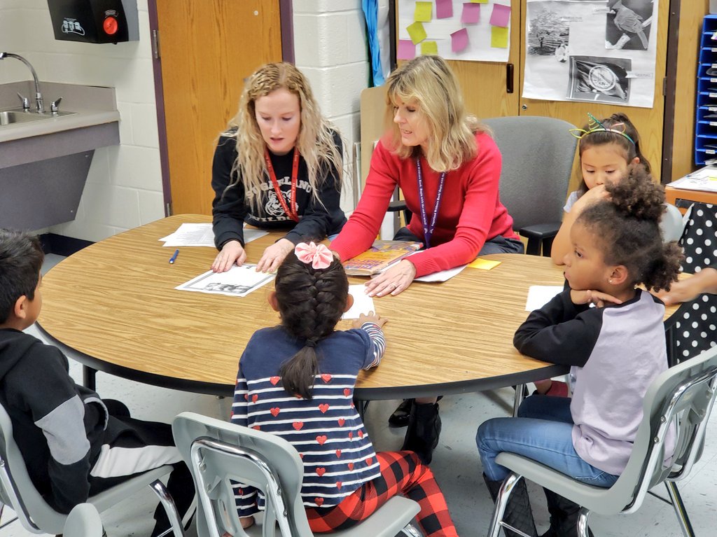 Dr_Mihalik's tweet photo. Proud to see the powerful work done during our labsite session with @CTrifiro_ 📚 Great minilessons focusing on conferring with 1st grade 🙂 @SugarlandES @gailbrady508 @LauraGagacki @evihickman1 @PathwaysLCPS https://t.co/9NgPWeDoh1