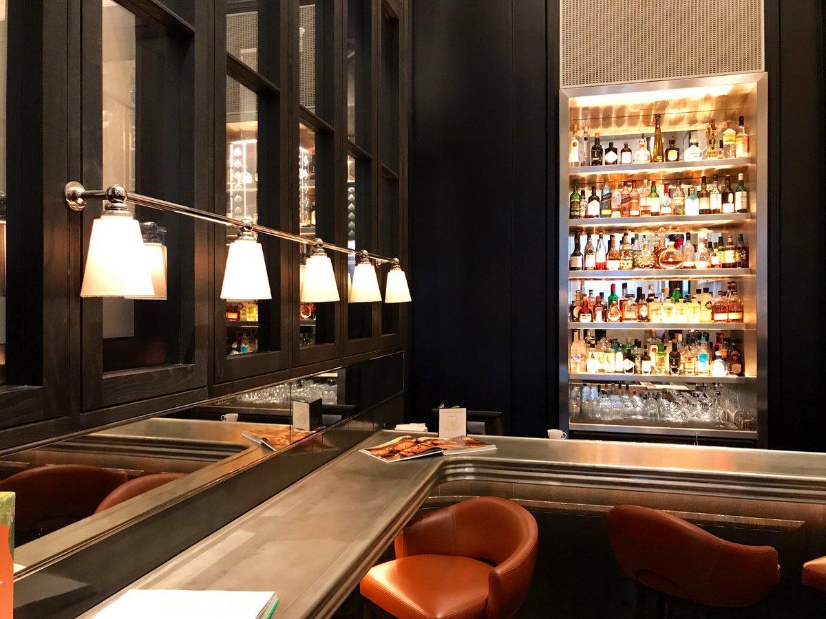 EternalNomad's tweet photo. It must be age but I’m beginning to appreciate restaurant design and lighting a lot more particularly when it’s so damn stunning @FSTenTrinity @FourSeasons #TenTrinitySquare #London https://t.co/HwuDFUKj7N