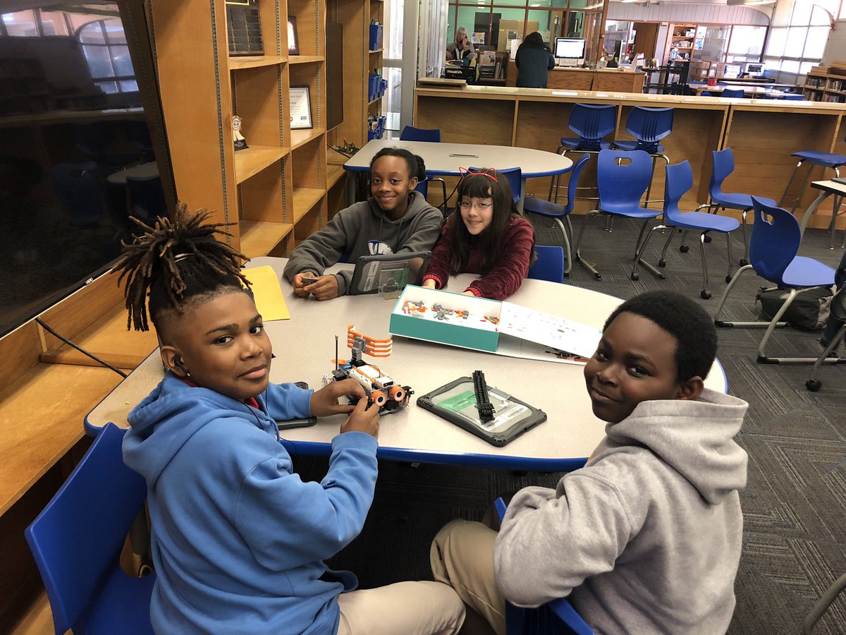 courtwrightmr's tweet image. Working hard on @JIMURobot rover! Great to hear students say time goes so fast in this class!