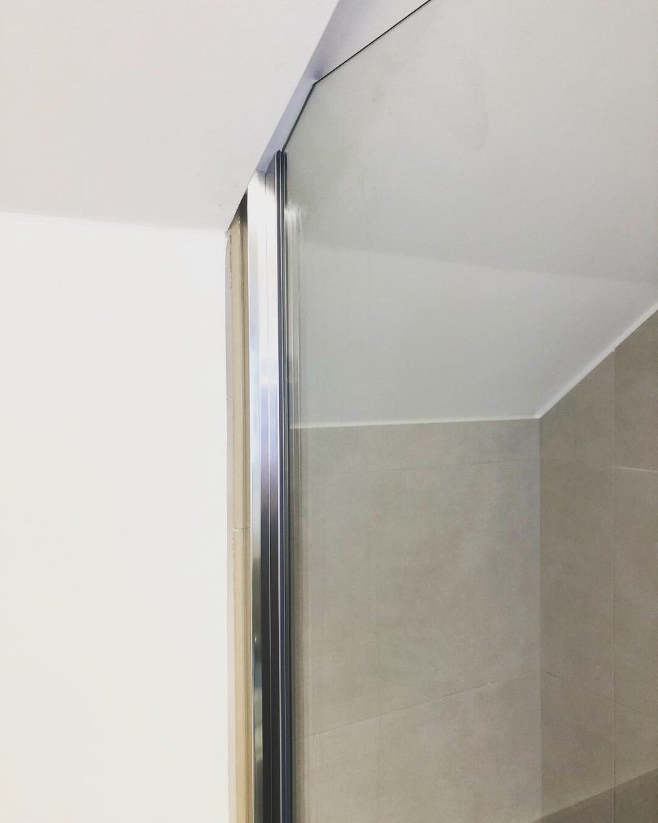 glasinnovation's tweet photo. #eckdusche mit #beschlägen der Serie #flinter von #pauliundsohn, angepasst an die #dachschräge. Bei dieser #dusche haben wir auf der linken Seite ein spezielles #wandanschlussprofil eingesetzt, um den Abstand zwischen Duschwanne und Mauer zu überbrücken. https://t.co/Nk6wrXBykJ