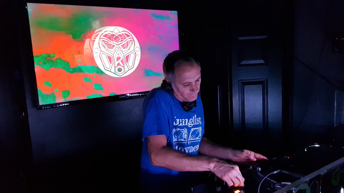 We're live now with the <a href="/AkoBeatz/">AKO BEATZ MUSIC</a> crew! <a href="/TheDJTrax/">Барак Обема</a> kicking things off! 
Get locked in @ djmag.com/bunker