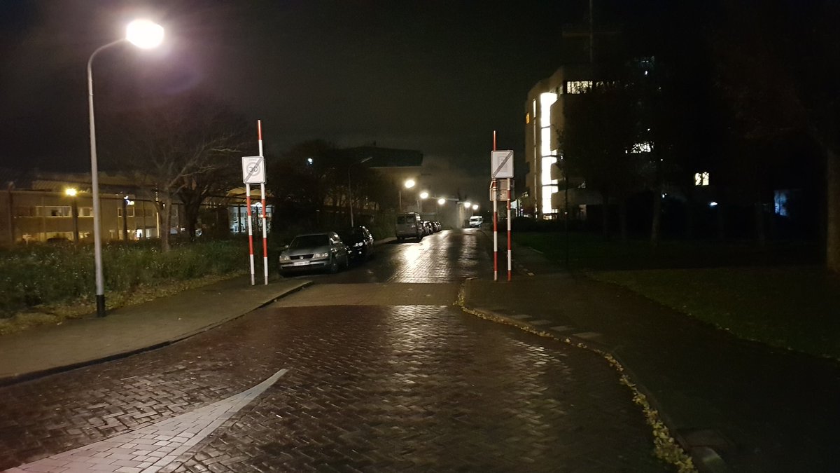 De Commandoweg is verlaten. ME is in de wijk aanwezig, omdat die meer bescherming heeft dan de politie #omroepzeeland #bom #vlissingen