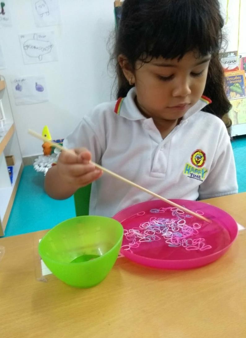 HappyTimeEdu's tweet photo. ¡Día de retos!
Jugamos a atrapar cauchitos con la mano que menos usamos, este ejercicio nos ayuda a fortalecer nuestras  conexión entre hemisferios. https://t.co/Ogjyj2YOYu