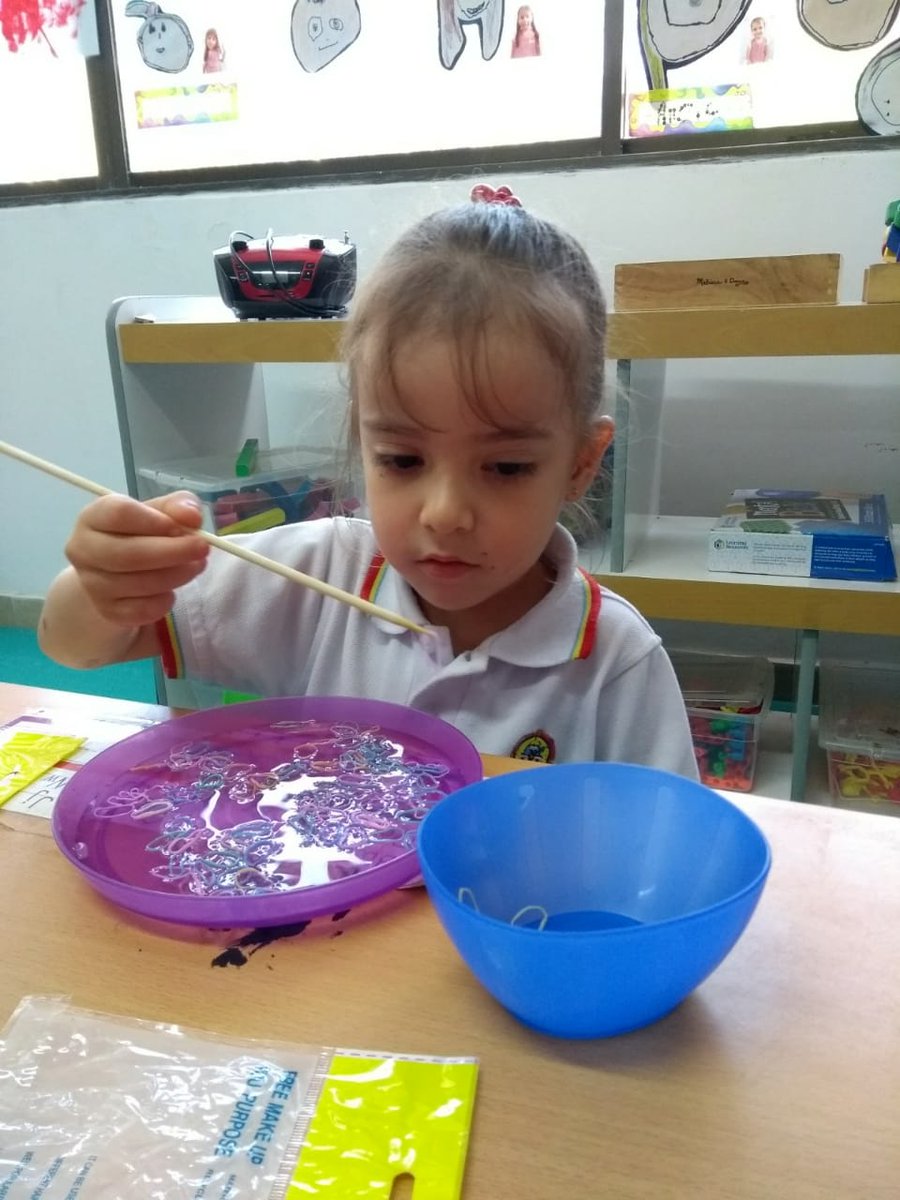 HappyTimeEdu's tweet photo. ¡Día de retos!
Jugamos a atrapar cauchitos con la mano que menos usamos, este ejercicio nos ayuda a fortalecer nuestras  conexión entre hemisferios. https://t.co/Ogjyj2YOYu