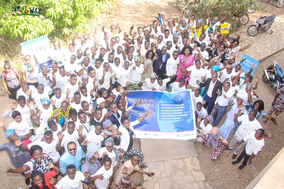 YaliTeam229's tweet photo. YOU CAN DO IT TOO!
DAY 3
Après la cérémonie d'ouverture et bien avant la photo de famille, le conseil communal par M. le Maire qui le représente, a offert un cadeau symbolique aux autorités de @USEmbassyBenin
@BeninWomen
#YCDIT https://t.co/uFbAgH2xyb