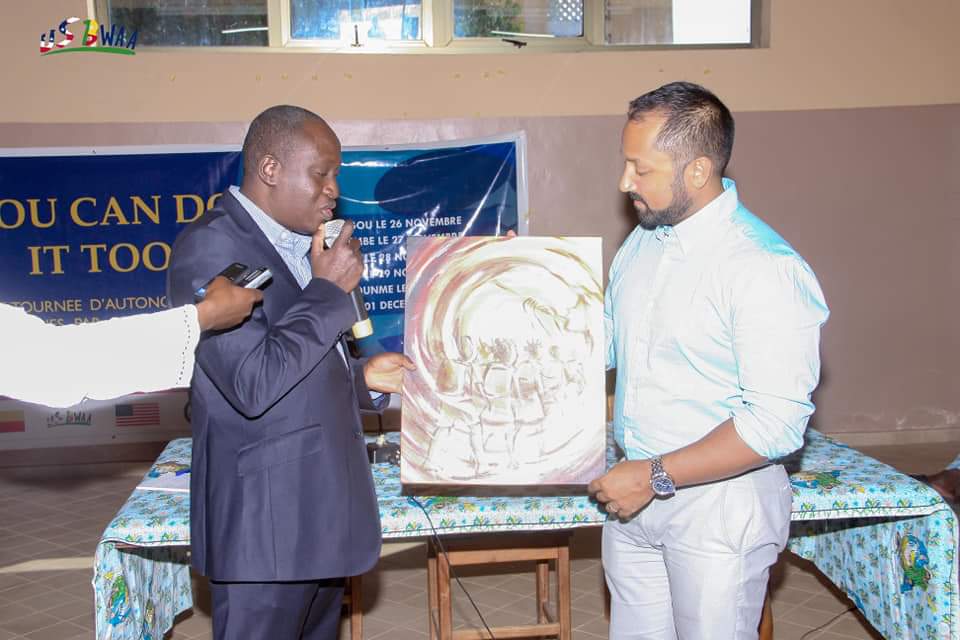 YaliTeam229's tweet photo. YOU CAN DO IT TOO!
DAY 3
Après la cérémonie d'ouverture et bien avant la photo de famille, le conseil communal par M. le Maire qui le représente, a offert un cadeau symbolique aux autorités de @USEmbassyBenin
@BeninWomen
#YCDIT https://t.co/uFbAgH2xyb