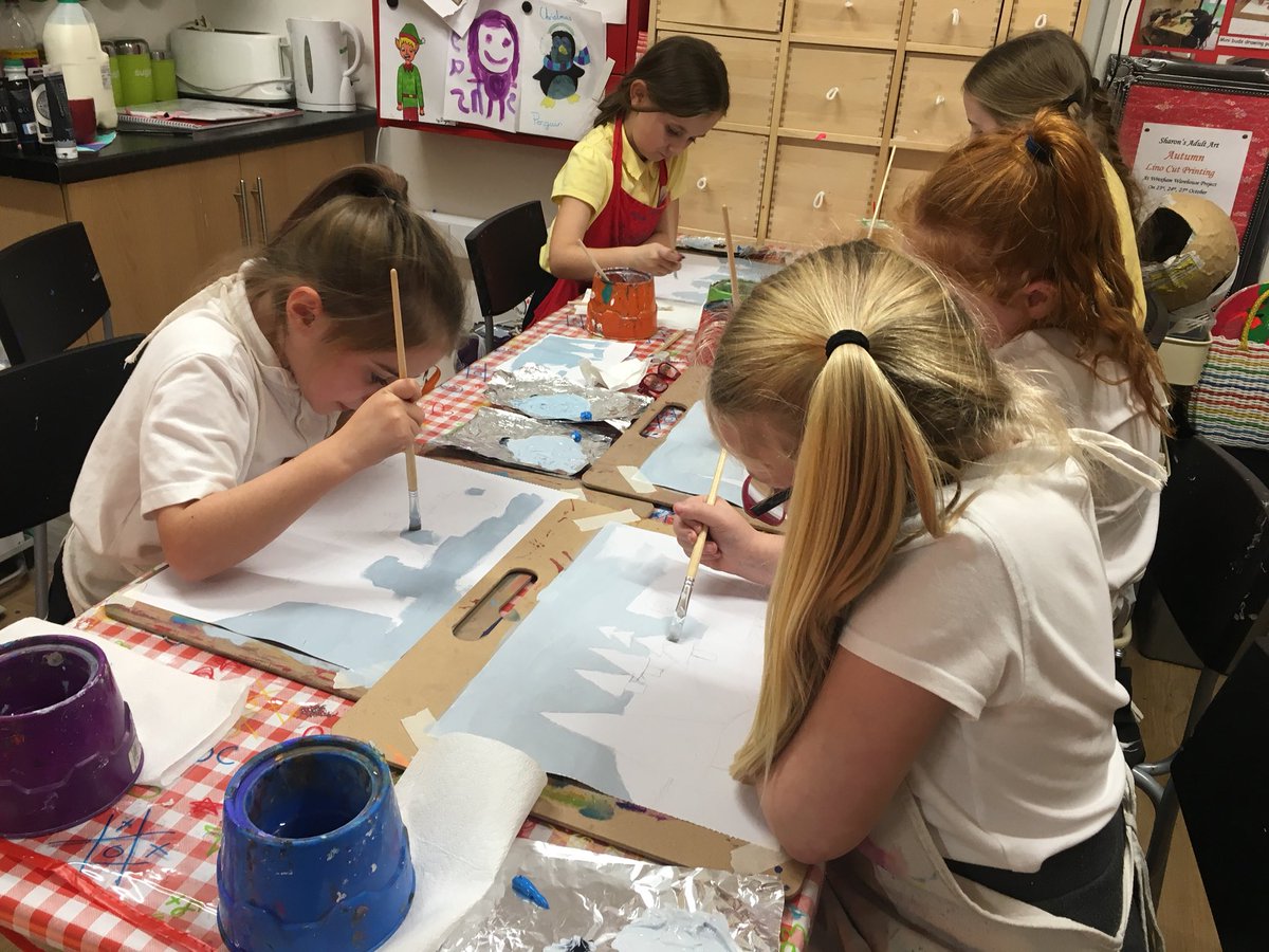MiniArtBuds's tweet photo. @MiniArtBuds are busy creating a lovely winter landscape. Stay tuned for finished masterpieces! @wrexham #Wrexham #winter #landscapes @RhiannonKelly83 https://t.co/rEPPg200A0