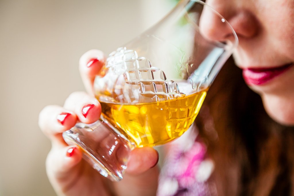 TheUsquaebach's tweet image. Usquaebach Old Rare has cedar wood, cracked pepper, crème brûlée and pipe tobacco on the nose. If only your phone came with a scratch and sniff app.

#usquaebach #wateroflife #nosing #whisky