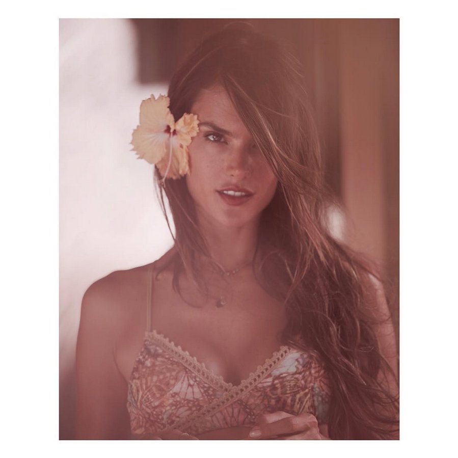 Island vibes 🌺 // Festival bikini top <a href="/ebwstyle/">Everything But Water</a>: rstyle.me/n/dcpn8pbajy7 📷: <a href="/ingefonteyne/">Inge Fonteyne</a>