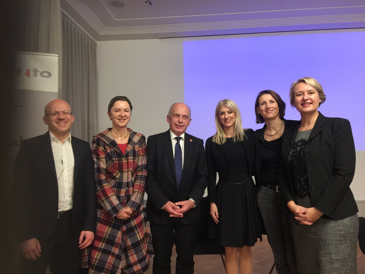 Spannender Anlass zum Thema #Diversity &amp; #Vereinbarkeit u.a mit Bundesrat Ueli Maurer. #Axa &amp; andere Firmen zeigen ihre Best practice und alle sind sich einig: Flexibilität ist wichtig &amp; es muss stets ein Kompromiss gefunden werden zwischen betrieblichen &amp; individuellen Lösungen.