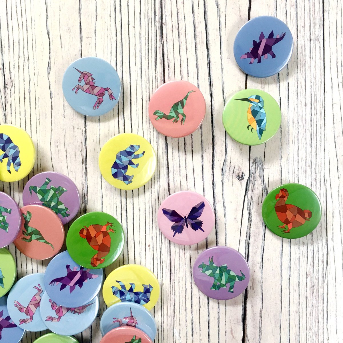 hatchlingmakes's tweet photo. Looking for little gifts for your child’s friends this Christmas? Why not get some badges for their bag/coat? Perfect ways for them to display their personality! https://t.co/jwUuA4tQbq #handmadehour #londonlocalteam https://t.co/kuOUjfkoQy