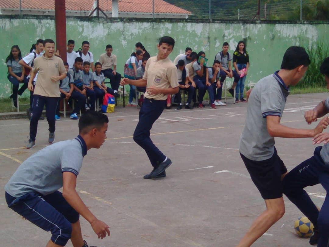 IldefonsoVBravo's tweet photo. Inauguración  de los juegos intercursos y elección de las candidatas @ZonaEducTachira @MPPEDUCACION @charlychaves @javierkamendez @circuito1abtach https://t.co/90qmRm13w4