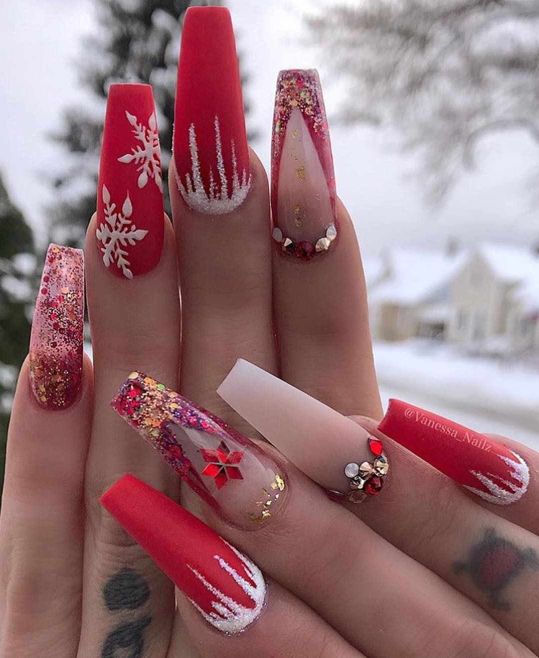 Loving Christmas nails 🎅🏼 𝑷𝒓𝒐𝒅𝒖𝒄𝒕𝒔 𝒖𝒔𝒆𝒅: Square 𝑴𝒆𝒅𝒊𝒖𝒎  Lady in red 𝑮𝒆�... | Instagram