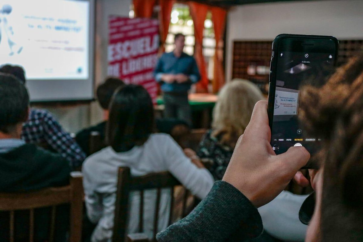 MatiasChiosso's tweet photo. Ayer en #Paraná junto a @LaGeneracionArg revisamos cuáles son las aptitudes necesarias para pasar de ser un grupo de trabajo a un #EquipodeAltoImpacto que sea agente de cambio y transformación.
#Coaching #Motivación #Afilandoelhacha https://t.co/hES3Ib59aJ