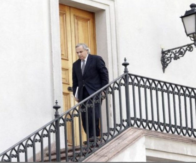 RodoCarrascoM's tweet photo. Chadwick regresa el viernes a La Moneda. Luego de la caída sufrida en una escalera de La Moneda el ministro Andrés Chadwick retoma funciones para asumir como vicepresidente el viernes cuando Sebastián Piñera viaje al G20 en Argentina. Aun no define operar su muñeca @DFinanciero https://t.co/y7bWEM38MY