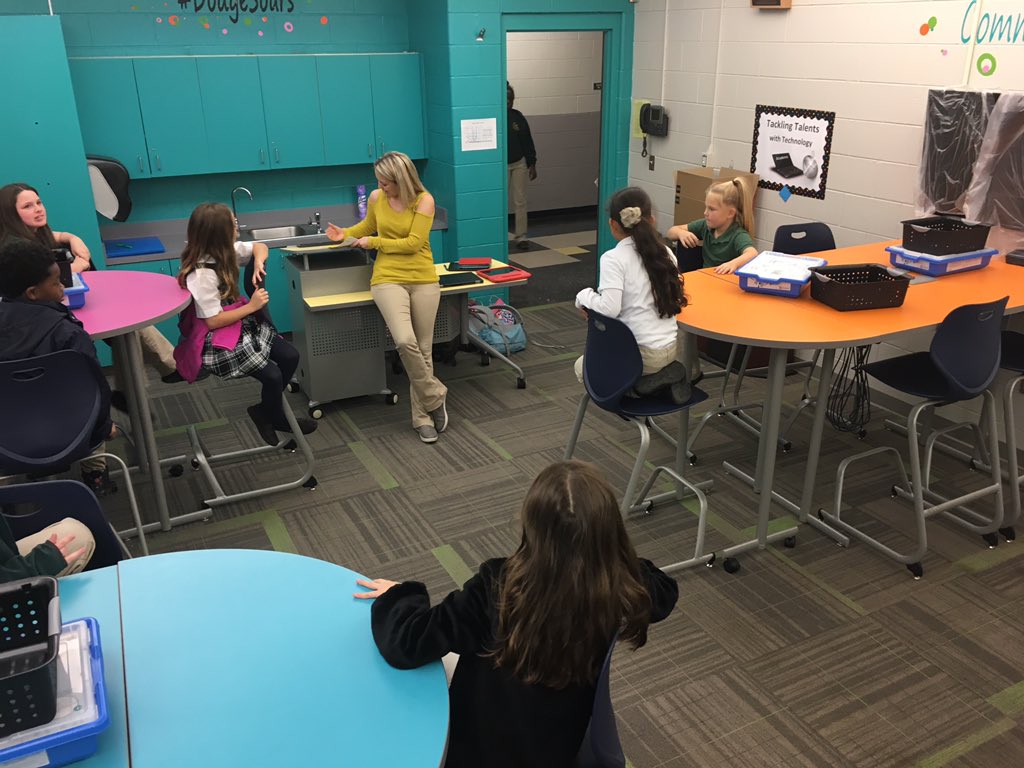 klicalsi's tweet photo. First robotics meeting @dodgeelementary!!!! Integrating STEM with coding and the Engineering Design Process using robotics! @AMSTIUSA @michelewcollier https://t.co/xdhGijnohB