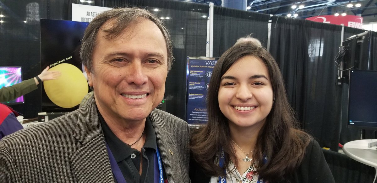 astrofiina's tweet photo. I'm so happy and thankful I got to meet my Costa Rican hero @FranklinChangD at #SpaceCom2018!  🇨🇷 https://t.co/MkcGugcwiL
