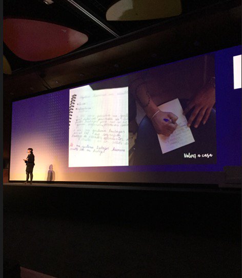 TallerdEdicion's tweet photo. Catalina Alarcón, de Chile, presenta su valioso caso Volver a casa, una experiencia de Realidad Virtual con internos de cárceles chilenas. Por medio de la tecnología pudieron "visitar" su hogar @katalarcon 
https://t.co/vyYQ6D0exf
#Mediamorfosis2018 https://t.co/GoOo7EIaXq