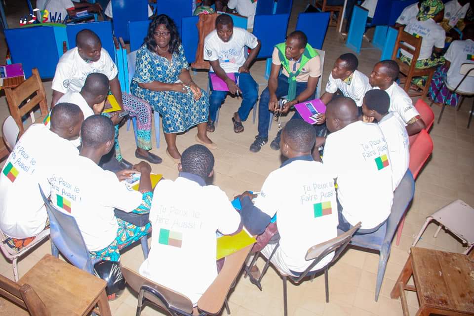 YaliTeam229's tweet photo. YOU CAN DO IT TOO!
DAY 3
Après les deux principales communications animées par #DonatienTCHIDEHOUNSA et #CherifathMamaChabi, les participants ont été répartis en atelier pour les partages d'expériences avec les Alumnis.
#YCDIT
@USEmbassyBenin @Aigleroyal229 @BeninWomen https://t.co/YL9QDA7CRE