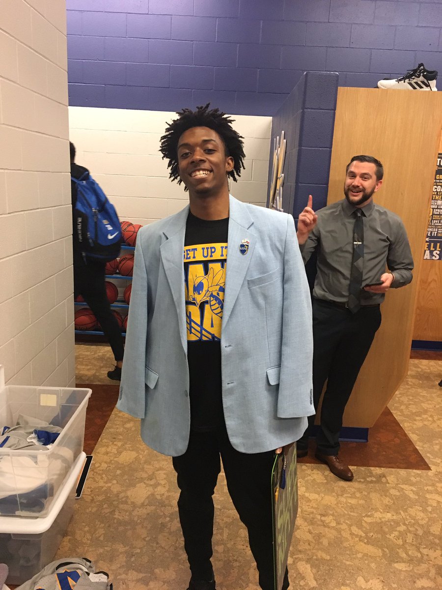 LETUMBB's tweet photo. It’s a Mo-Wednesday!
Mo knows how to help at SAAC!
Mo knows how to be a Student-Trainer!
Mo knows how to get buckets!
Mo knows style!!!😉 https://t.co/UrbUeH9yYE