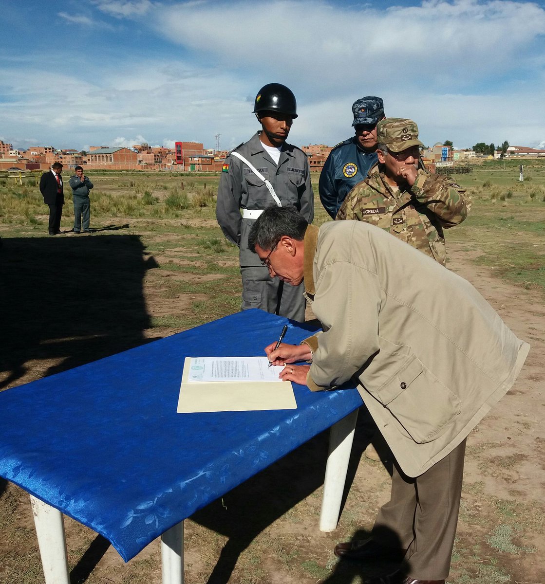 mindefbolivia's tweet photo. 📸 #Ahora / Viceministro #Begazo suscribe Acta de destrucción de fuegos pirotécnicos decomisados en actividad ilícita, en el Polígono Santa Bárbara, Reg. de Inf. M. 23 ‘Tcnl. Max Toledo’, #Viacha https://t.co/xlTMKdMQd0