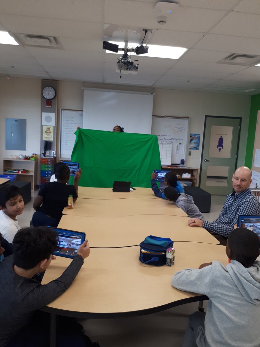 suzanneg02's tweet photo. Nelson Mandela Leadership Club learning how to use a green screen with Tech RT Nicole James #boyslunchnlearn @MandelaPS @ateachertweet @LukeSMahoney https://t.co/K3NiPBTSki