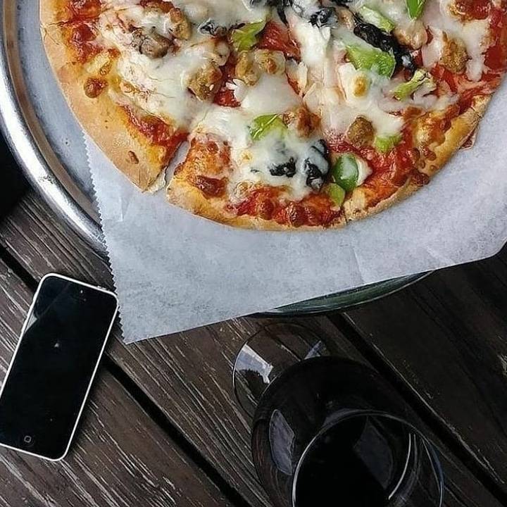 #Pizza is the only #lovetriangle I ever want! Surround yourself with #happyhour 
#drinkspecials and $10 #pizzanight! 
#mushroom #goatcheese or #chorizopizza

#happyhour #drinkspecials 4pm-7pm

Open till 2am
.
.
#pizzalove #pizzafix #neighborhoodbar #houston #ricevillage