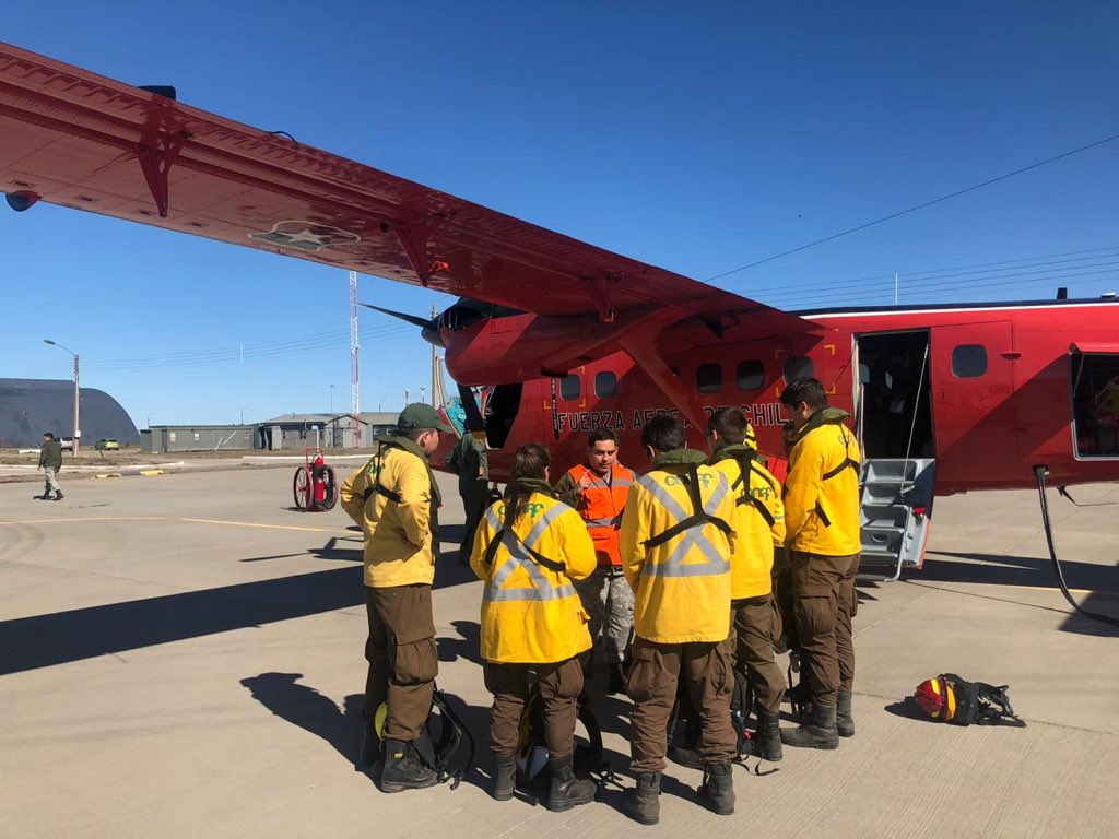 🔵 Ahora | Tripulación de DHC-6 Twin Otter #FACh realiza el traslado de brigadistas de <a href="/conaf_minagri/">CONAF - Corporación Nacional Forestal</a> hacia la Isla de Tierra del Fuego que apoyarán labores de extinción de incendio forestal en la comuna de #Timaukel