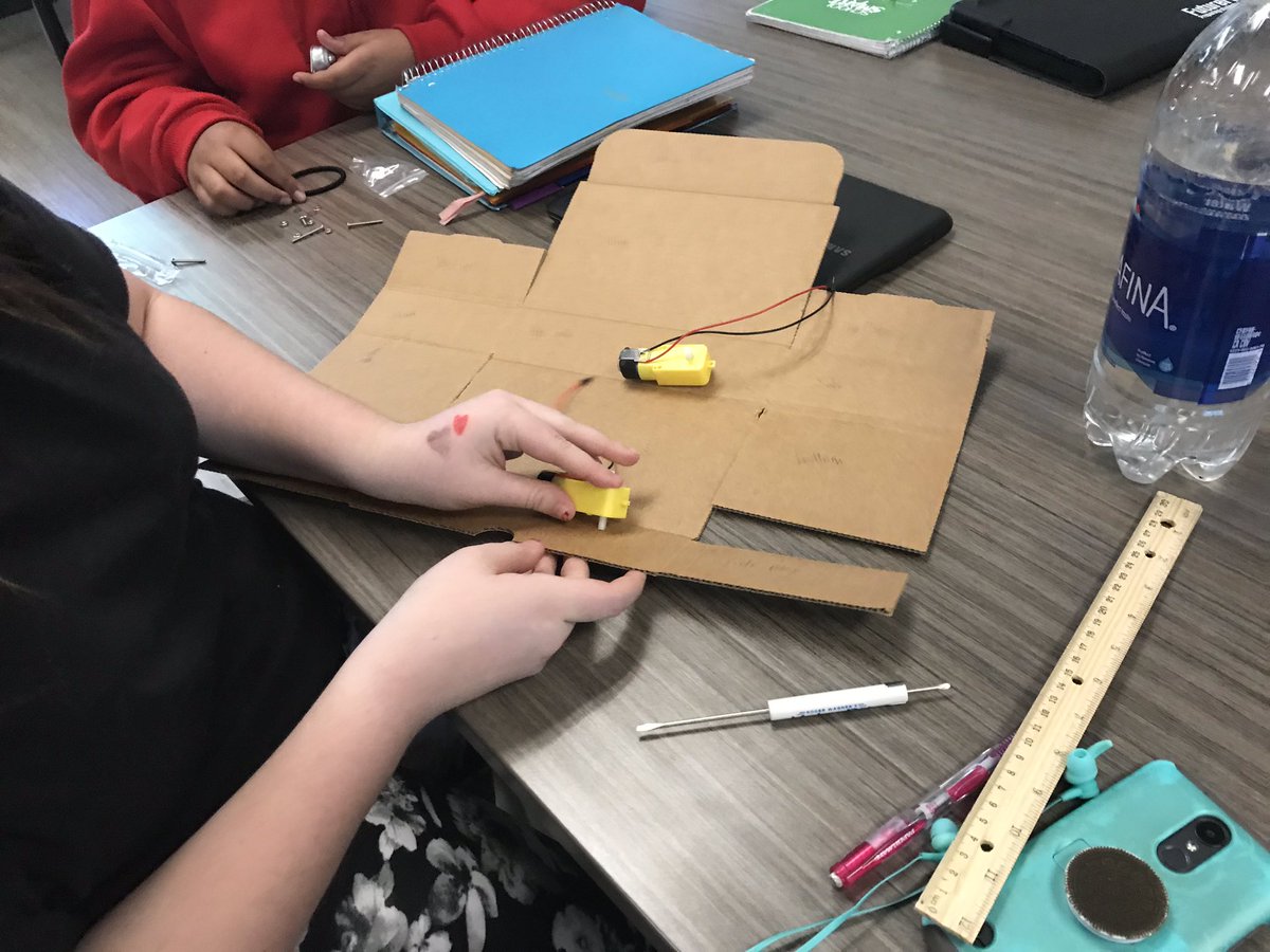 ICHSkkb's tweet image. Day 1 of Smart Car project. Building first prototype. #ideacenterhs #makerbit