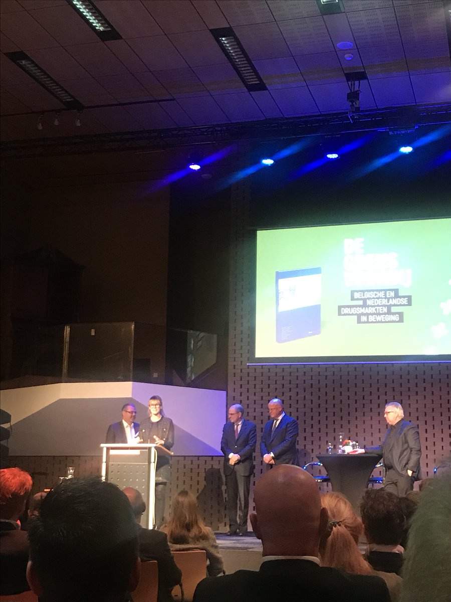 "Internationale illegale drugsmarkten. Een gedeelde problematiek vraagt om een gedeelde aanpak!" Vandaag een interessant congres bijgewoond over de evoluties binnen Belgische en NL drugsmarkten. Geen verschuiving, maar expansie! #overgrenzenheen #ondermijning #gezamenlijk