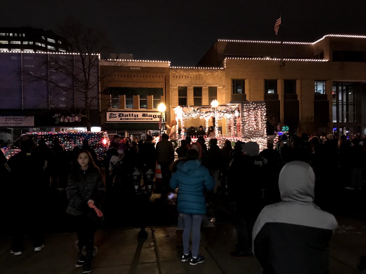 EverstreamNET's tweet photo. #TeamMichigan started the holiday season a few weeks ago as the annual Silver Bells in the City parade in @downtownlansing went right by our Knapp's Centre office! We celebrated with family and fun, complete with a reindeer snack bar! ☺️ #silverbells2018 https://t.co/KD1tyaBDzn https://t.co/WzGvC2iJu5