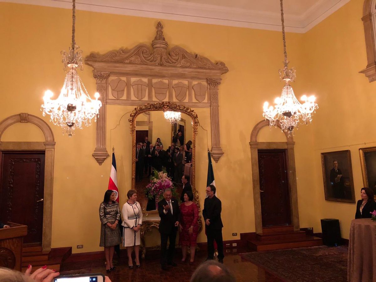 MelqMF's tweet photo. Agradezco a la Ministra, a.i. de Relaciones Exteriores y Culto de Costa Rica @LorenaAguilarCR el homenaje que me ofreció con motivo de la conclusión de mi misión aquí en #CostaRica https://t.co/boeT4qJeeg
