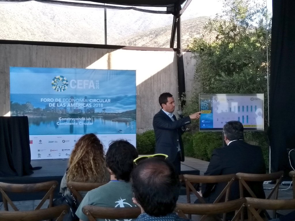 alej0martinez's tweet photo. Ahora, en el cierre de #CEFA2018 nos comparte su estrategia de construcción colectiva de innovación, y la medición de huella de carbono del evento #EconomiaCircular @CEP_Americas https://t.co/P0JeH19CJx