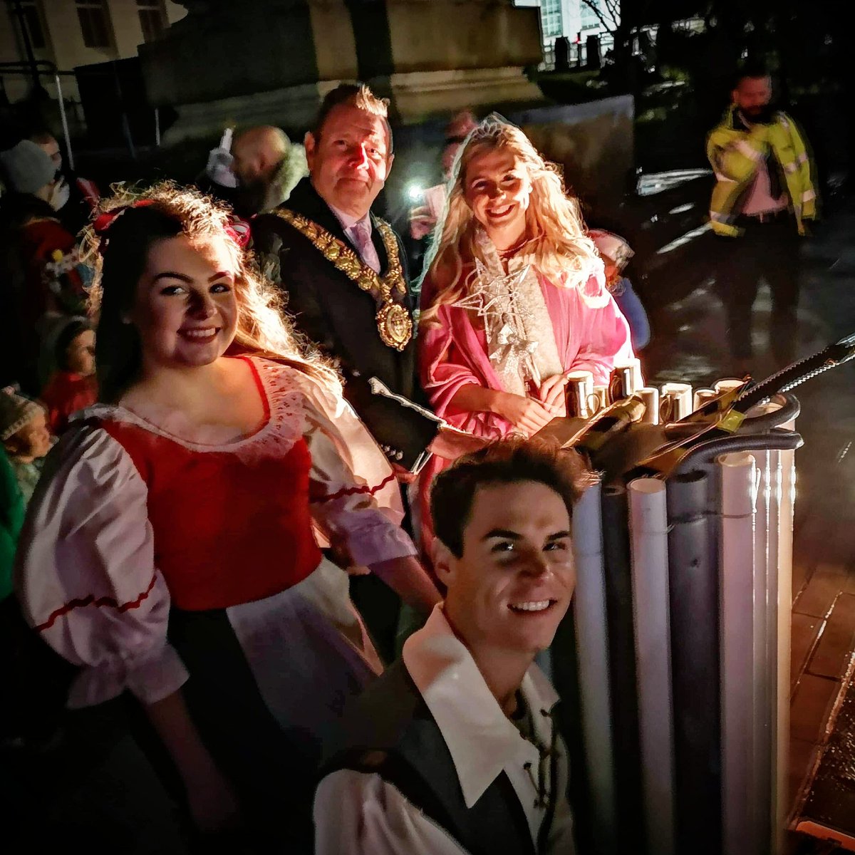 BarnsleyPanto's tweet photo. A great evening at Barnsley Christmas Lights! With  @Mayor_Barnsley @BarnsleyCouncil #Barnsley #BarnsleyBrightNights #barnsleypanto #whittingtonBarnsley #barnsleyisbrill #panto #pantomime https://t.co/R8zKY6jaZu