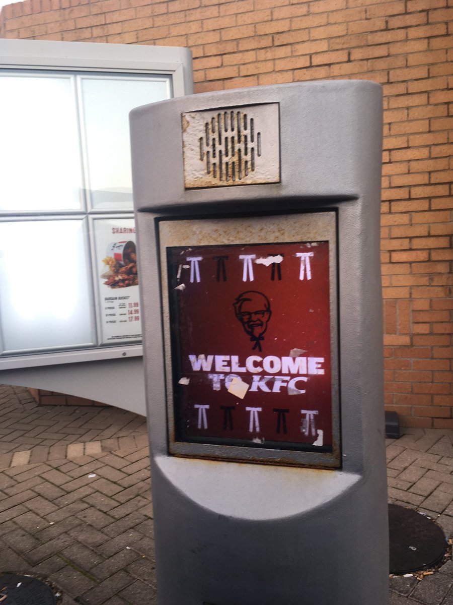 Kelwarren's tweet photo. Wow @KFC_UKI not a good look here at Port Talbot branch! If you display this kind of standard to your customers what’s going on in your kitchen?!?! 🤔 https://t.co/1T53B9rLvr