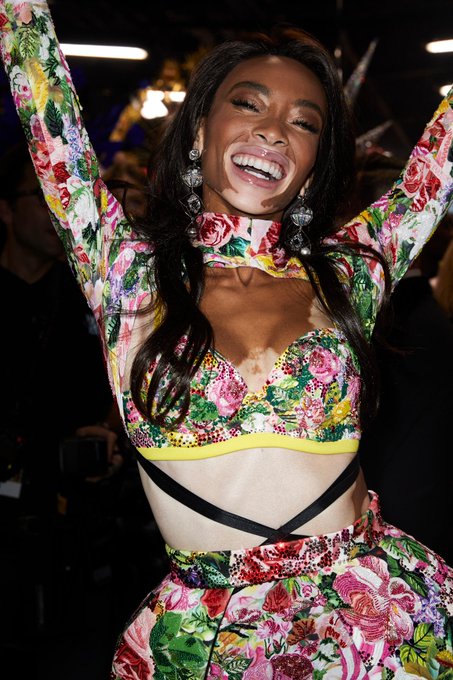 Victoria's Secret Fashion Show DtHra2cXoAkHg38