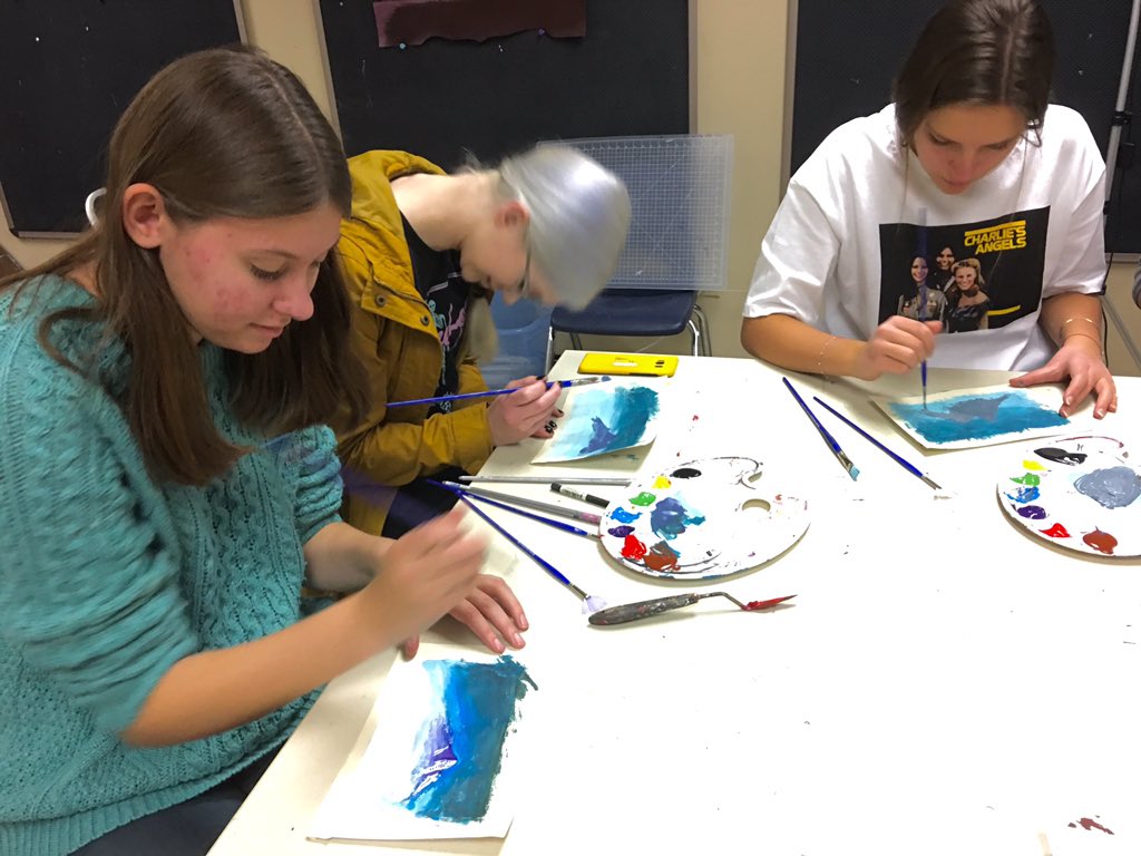 bellafiore3's tweet image. #BobRoss day @PewaukeeHS #phsartclub today #happylittletrees #artteachersofinstagram #artsed #WiArtChat #k12artchat