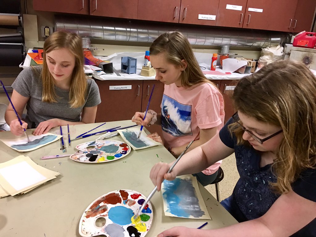 bellafiore3's tweet image. #BobRoss day @PewaukeeHS #phsartclub today #happylittletrees #artteachersofinstagram #artsed #WiArtChat #k12artchat