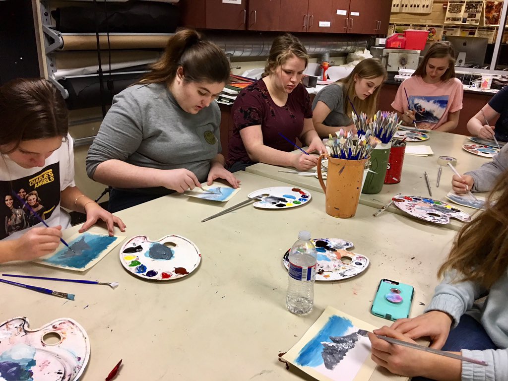 bellafiore3's tweet image. #BobRoss day @PewaukeeHS #phsartclub today #happylittletrees #artteachersofinstagram #artsed #WiArtChat #k12artchat