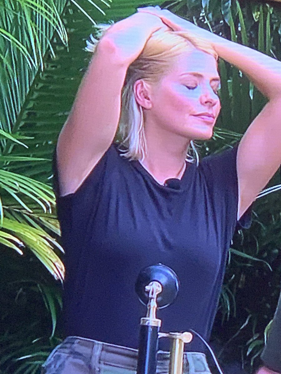 _InterStuff_'s tweet image. Best reaction ever ! More focused on @hollywills than the trial 🤣😂 #imaceleb @imacelebrity