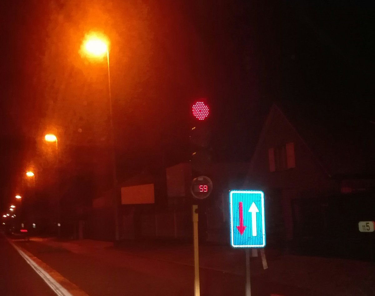 tomguns84's tweet photo. Aangenamer wachten aan de lichten in #Olsene #Zulte. #superinitiatief #tijdsindicatie #wachtenmetperspectief https://t.co/oFGVBTUFMZ