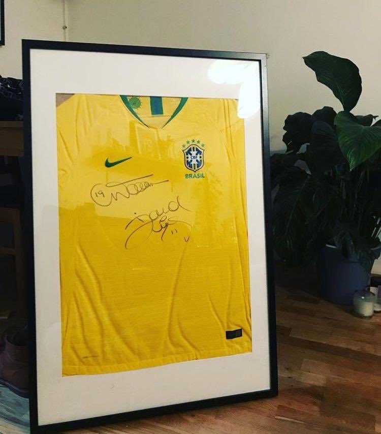A huge thank you to <a href="/ChelseaFC/">Chelsea FC</a>’s <a href="/DavidLuiz_4/">David Luiz</a> and <a href="/willianborges88/">Willian</a> for signing our top prize in yesterday’s raffle! 

#givingtuesday #seleção #brasil